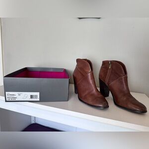 Stylish and comfortable brown leather Vince Camuto booties!